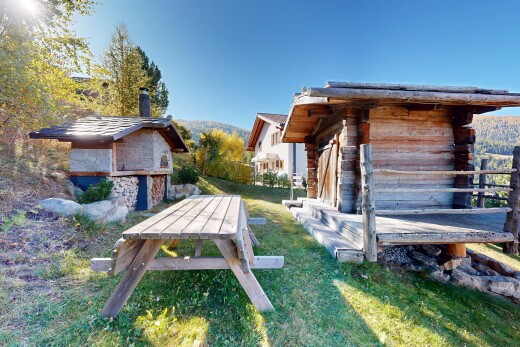 façade avec day time, cheminée, property visible, bardage horizontal, et pelouse