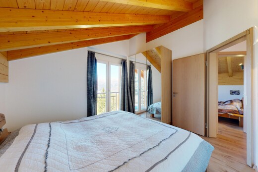 chambre avec lumière naturelle, natural light, plafond voûté, vaulted ceiling, et inside property