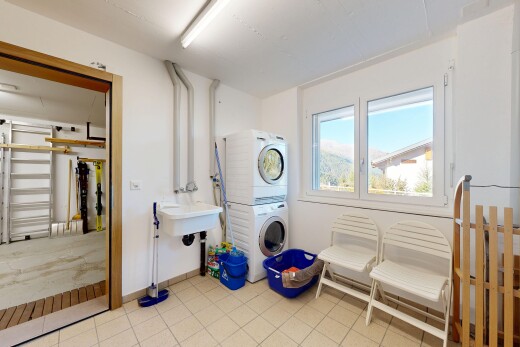 buanderie avec day time, cloison sèche, drywall, lumière naturelle, et natural light