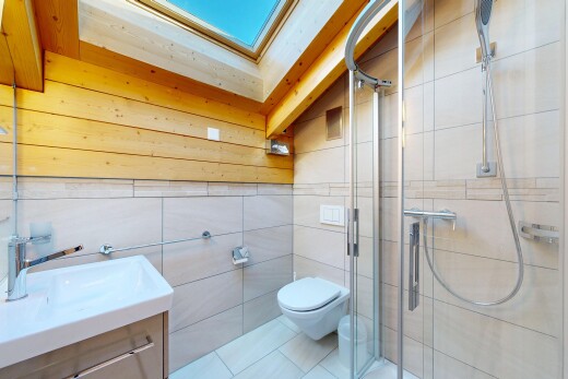 salle de bains avec douche, lavabo (ou coiffeuse selon le contexte), toilette, salle de bain complète, et tile wall