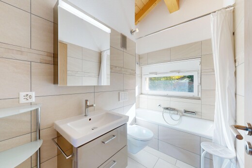 salle de bains avec mur en carrelage, tile wall, inside property, salle de bain complète, et miroir