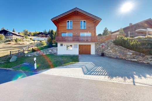 façade avec pelouse, bardage horizontal, property visible, day time, et allée