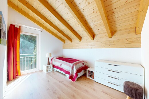 chambre avec beamed ceiling, plafond à poutres, wood ceiling, plafond en bois, et wood finish floor