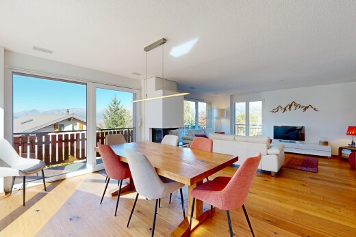 salon / salle à manger avec sol en finition bois, wood finish floor, télévision, lumière naturelle, et natural light