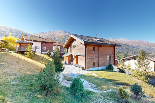 façade avec vue sur la montagne, mountain view, bardage horizontal, property visible, et day time