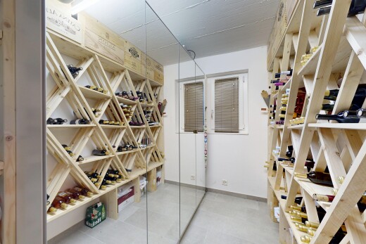 cave avec sol en carrelage, tile floor, cloison sèche, drywall, et plinthes murales