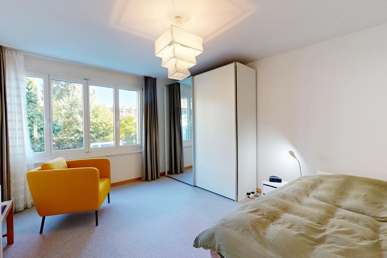 chambre avec cloison sèche, drywall, moquette, carpet, et inside property