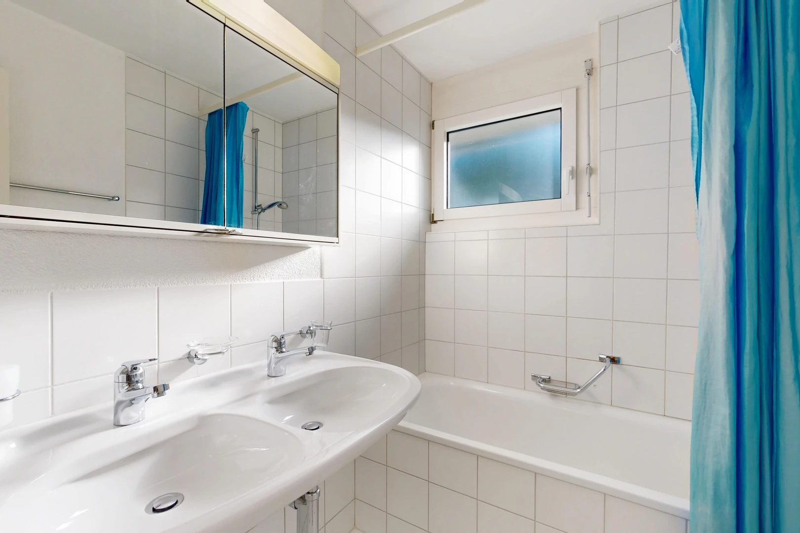 salle de bains avec salle de bain complète, évier, douche-bain combinés, inside property, et dosseret
