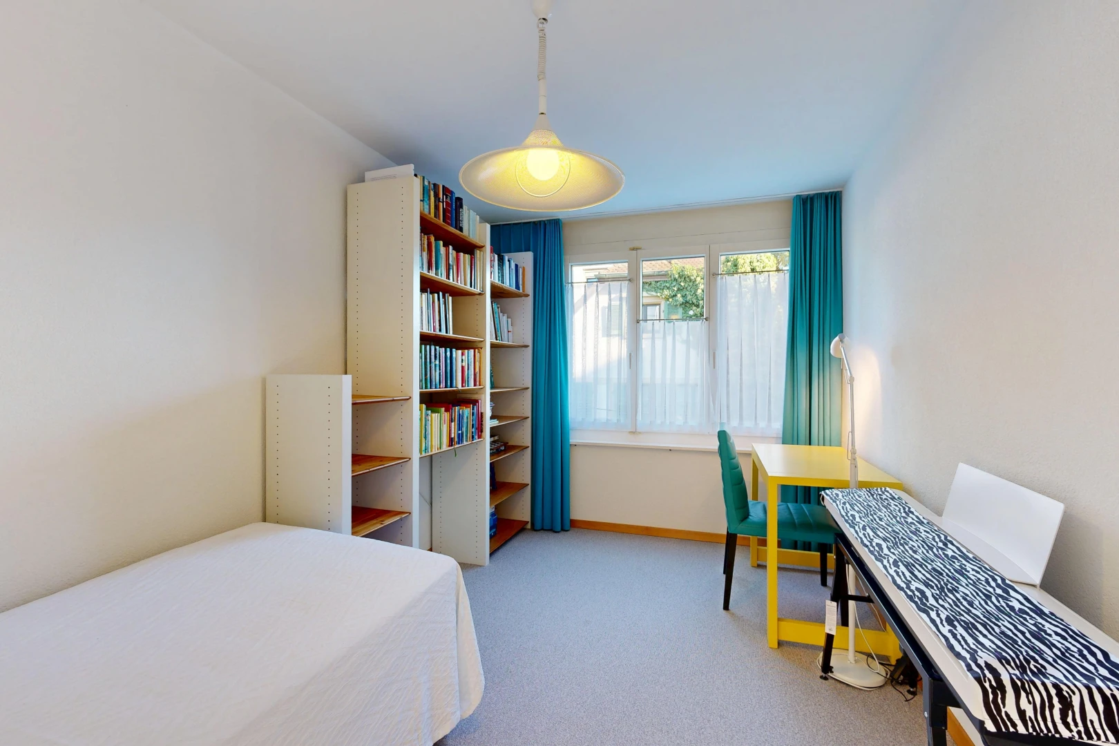chambre avec éclairage suspendu, cloison sèche, drywall, moquette, et carpet