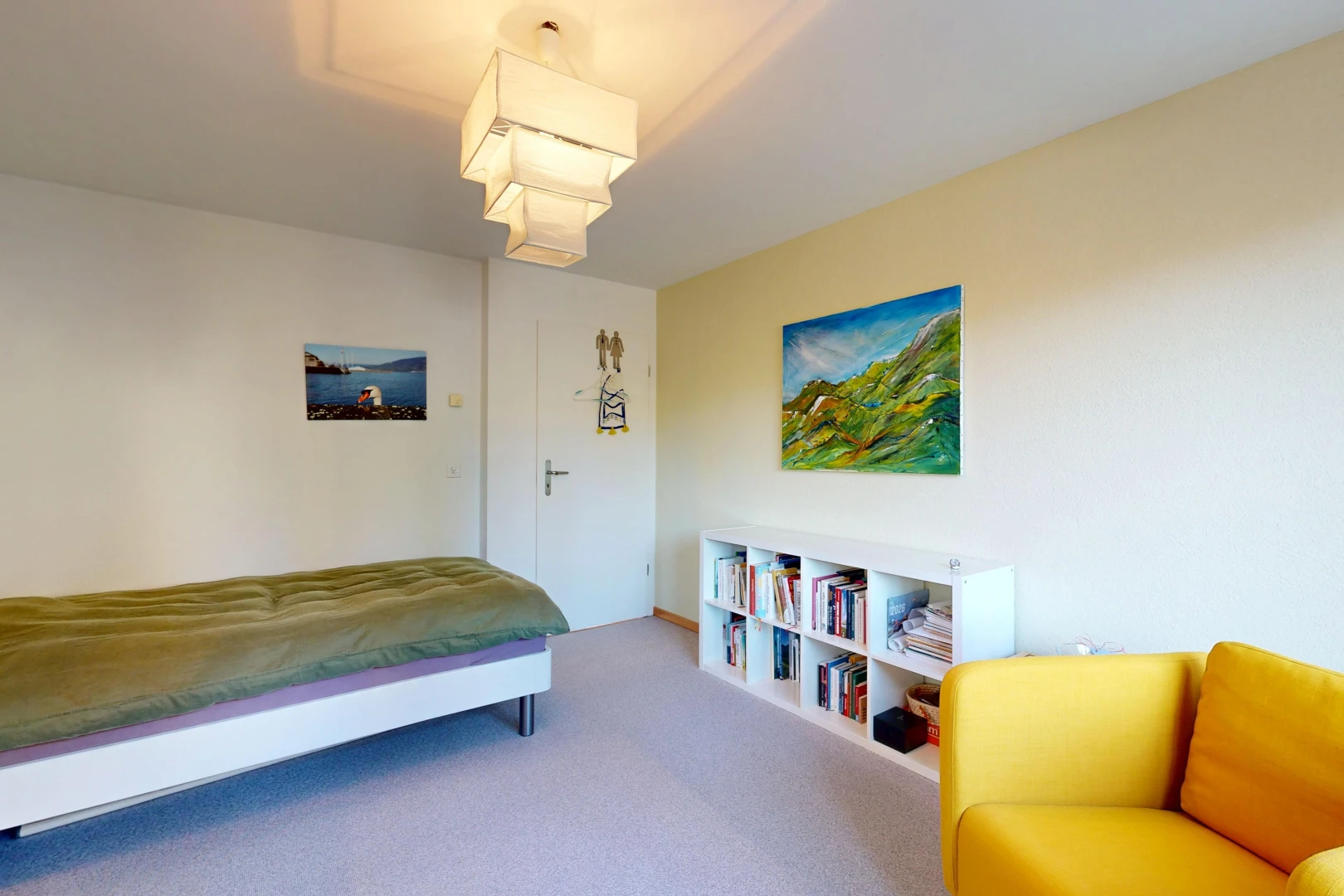 chambre avec cloison sèche, drywall, moquette, carpet, et inside property