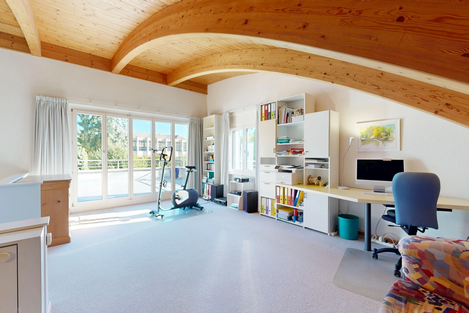 bureau avec plafond en bois, wood ceiling, espace bureau, high end ceiling, et plafond à poutres