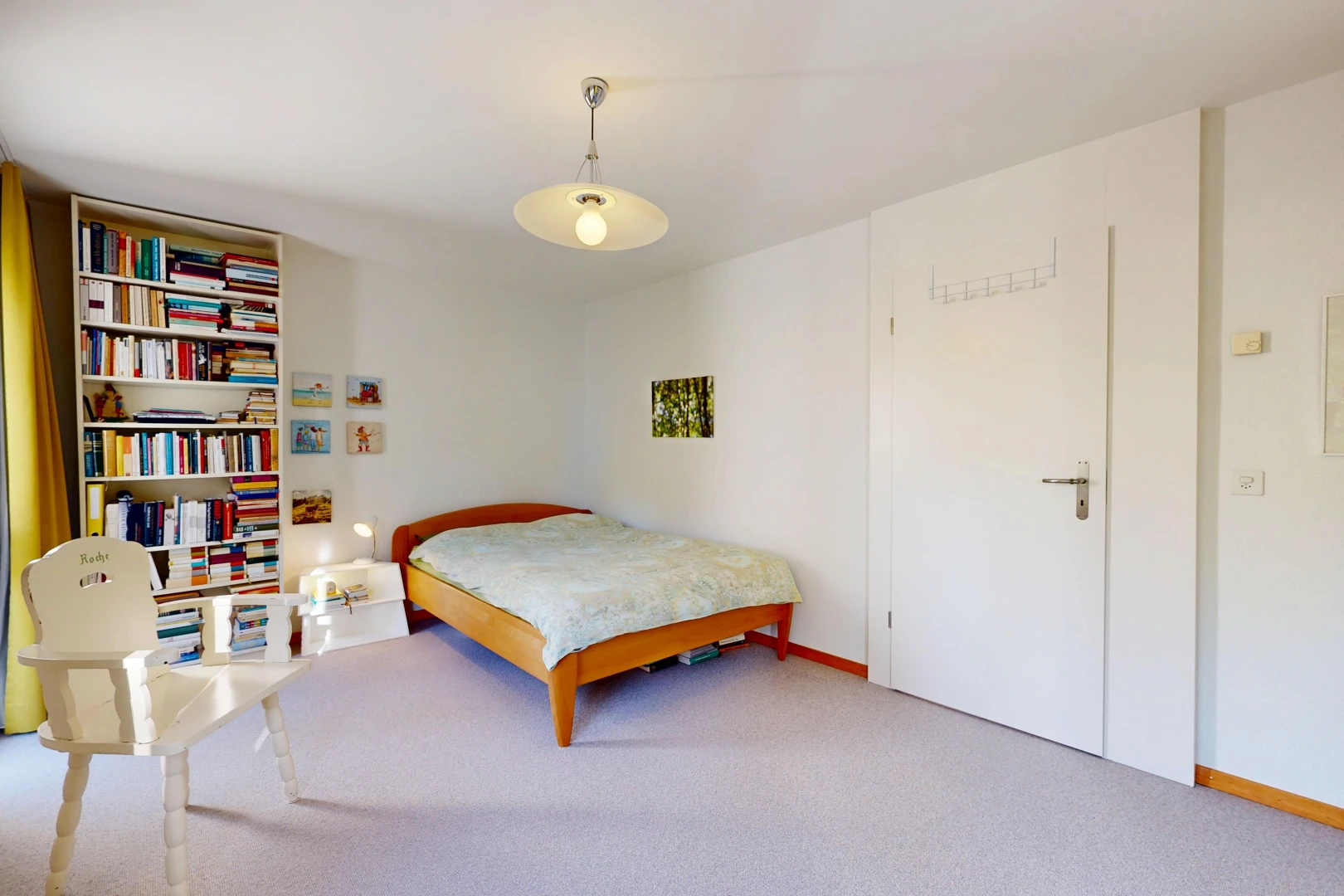 chambre avec cloison sèche, drywall, moquette, carpet, et inside property