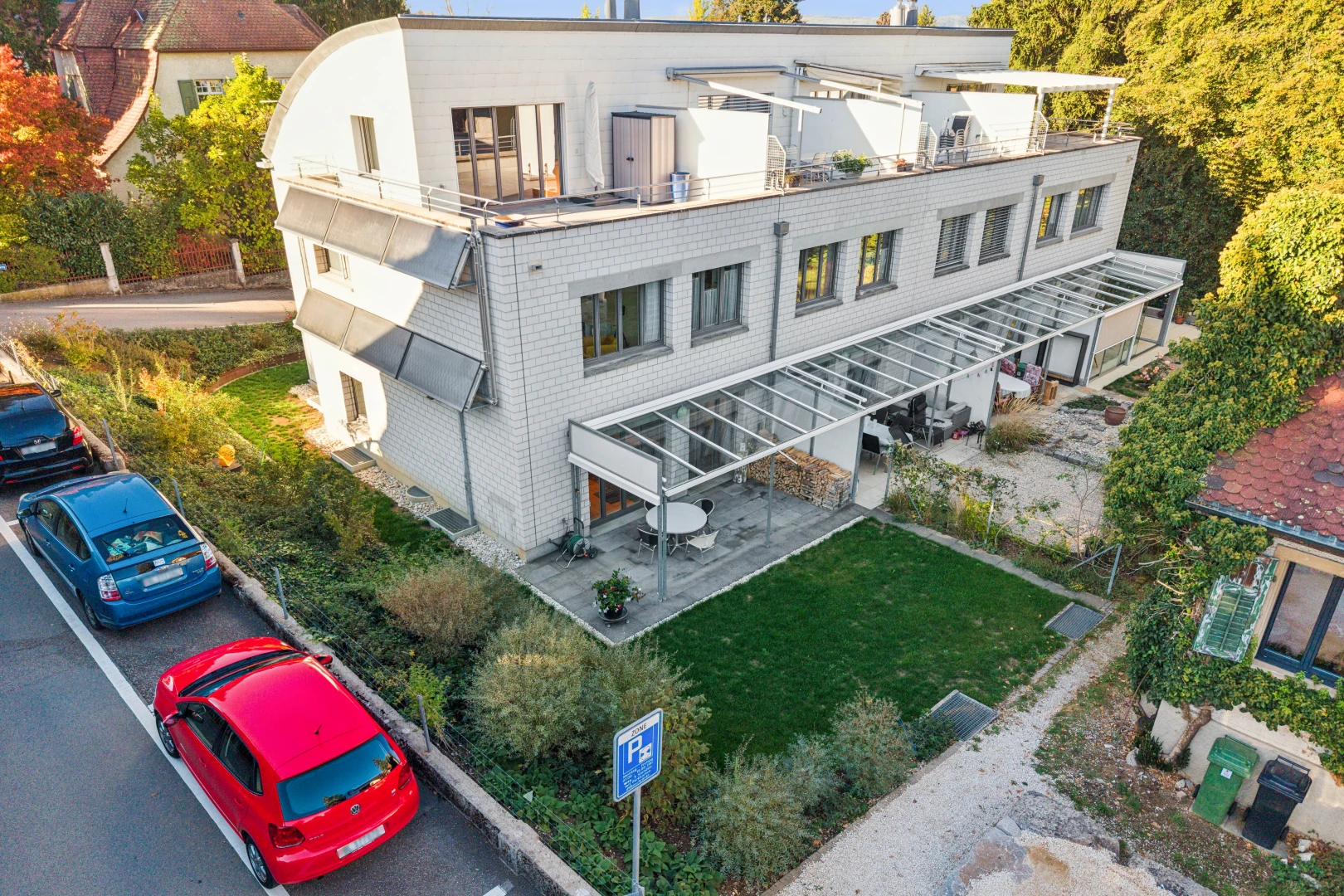 extérieur du bâtiment avec drone view et bordures