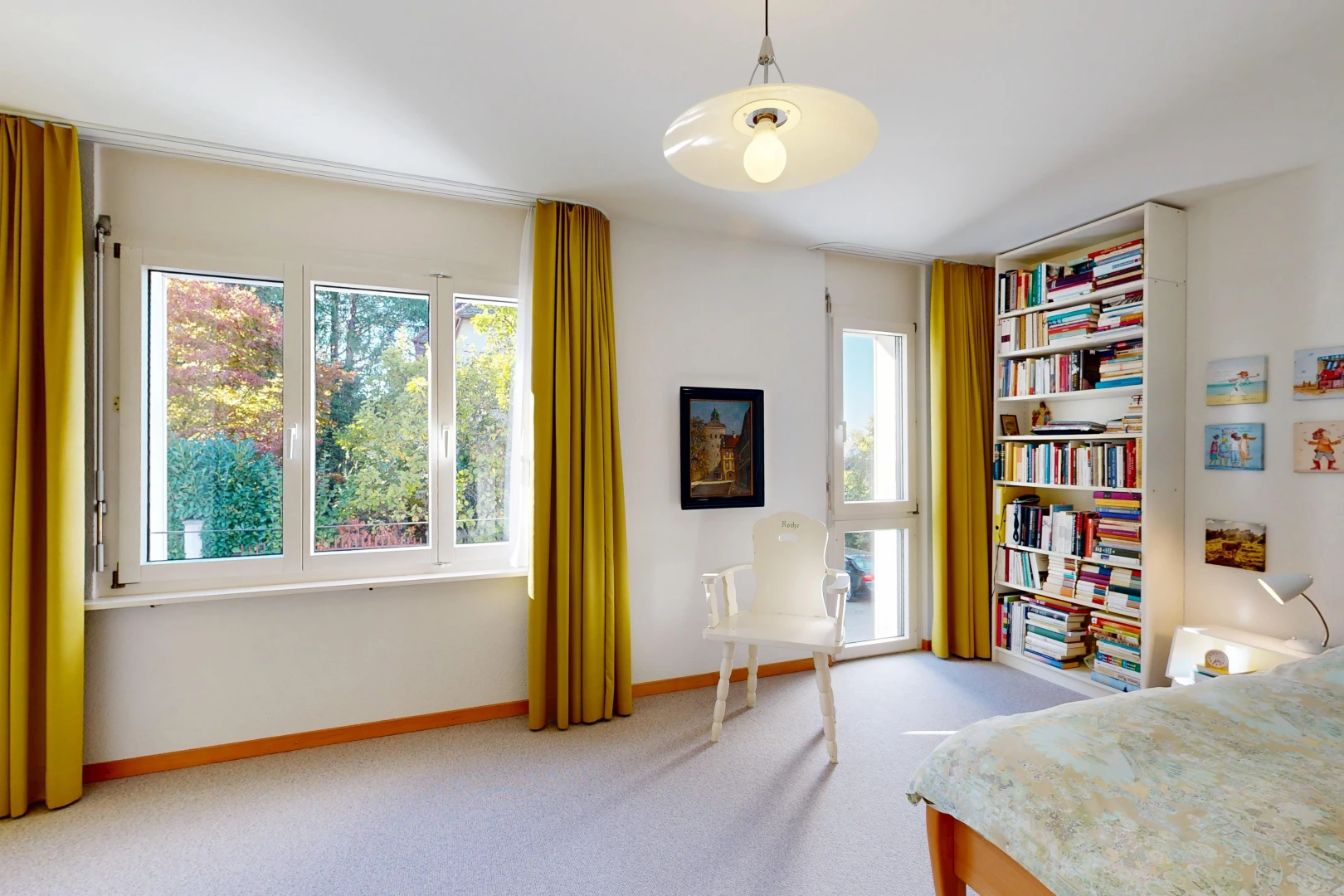 chambre avec cloison sèche, drywall, éclairage suspendu, moquette, et carpet