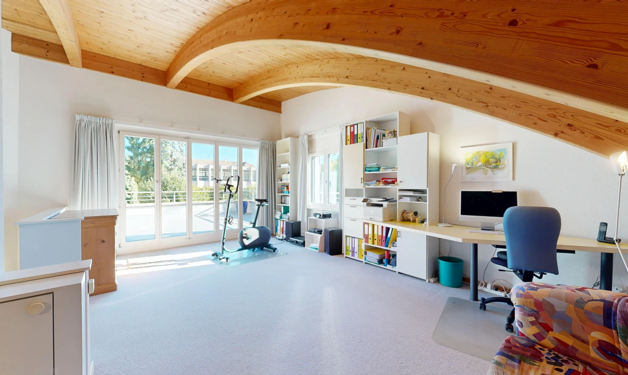 bureau avec plafond en bois, wood ceiling, espace bureau, high end ceiling, et plafond à poutres