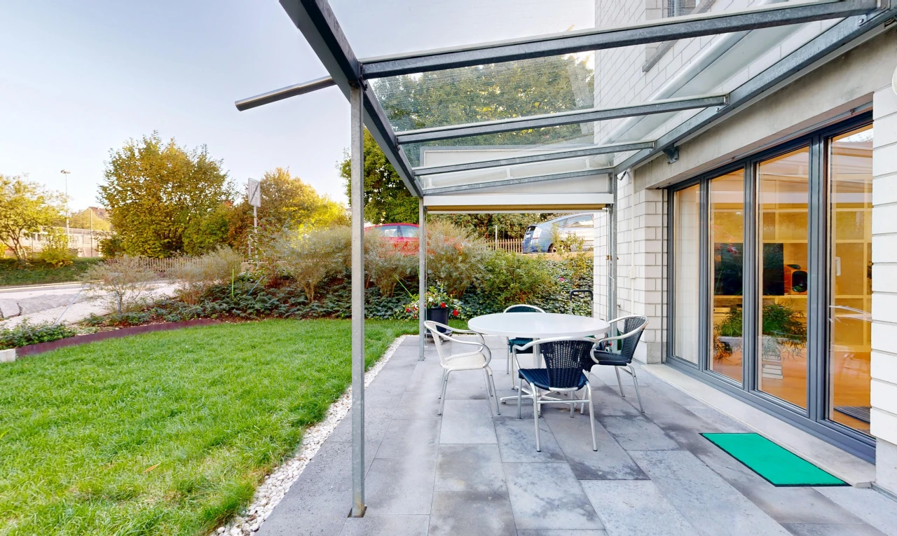 terrasse avec pelouse, terrasse, from property, et coin repas extérieur