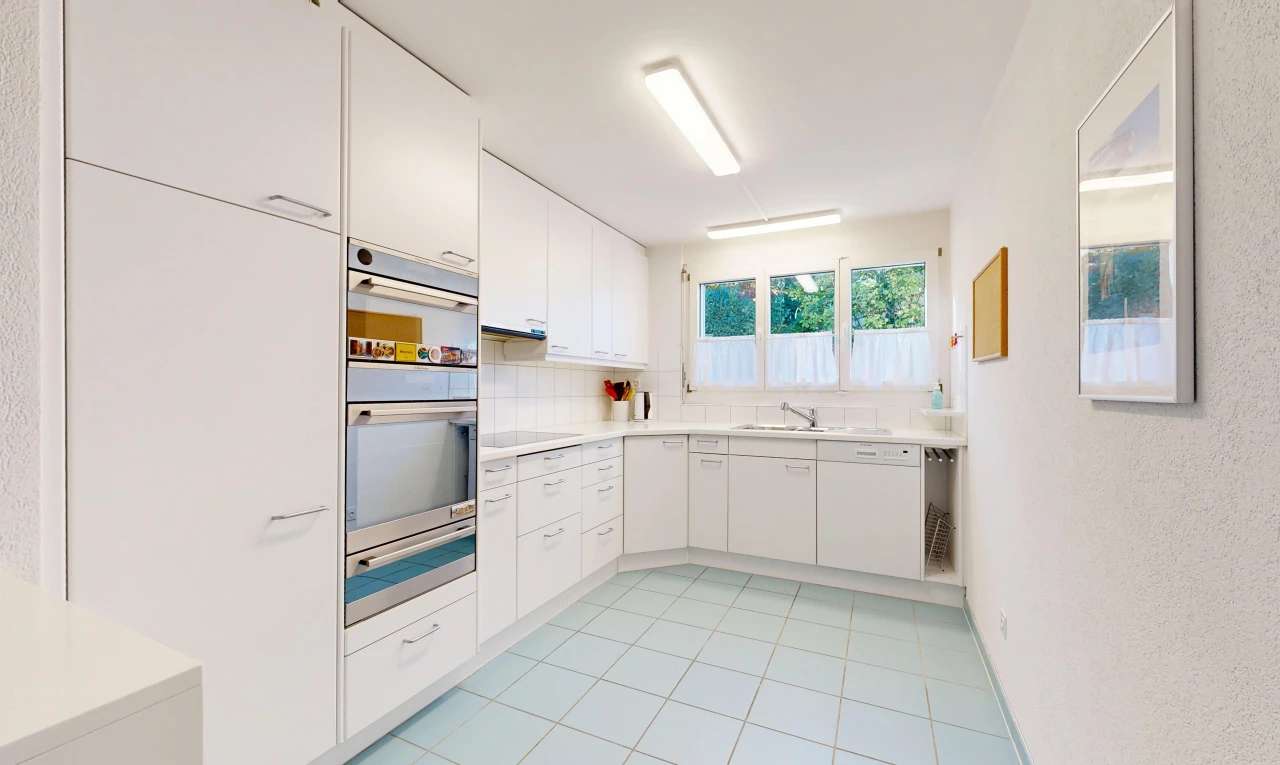 cuisine avec plans de travail, light countertops, light floor, armoires blanches, et white cabinets