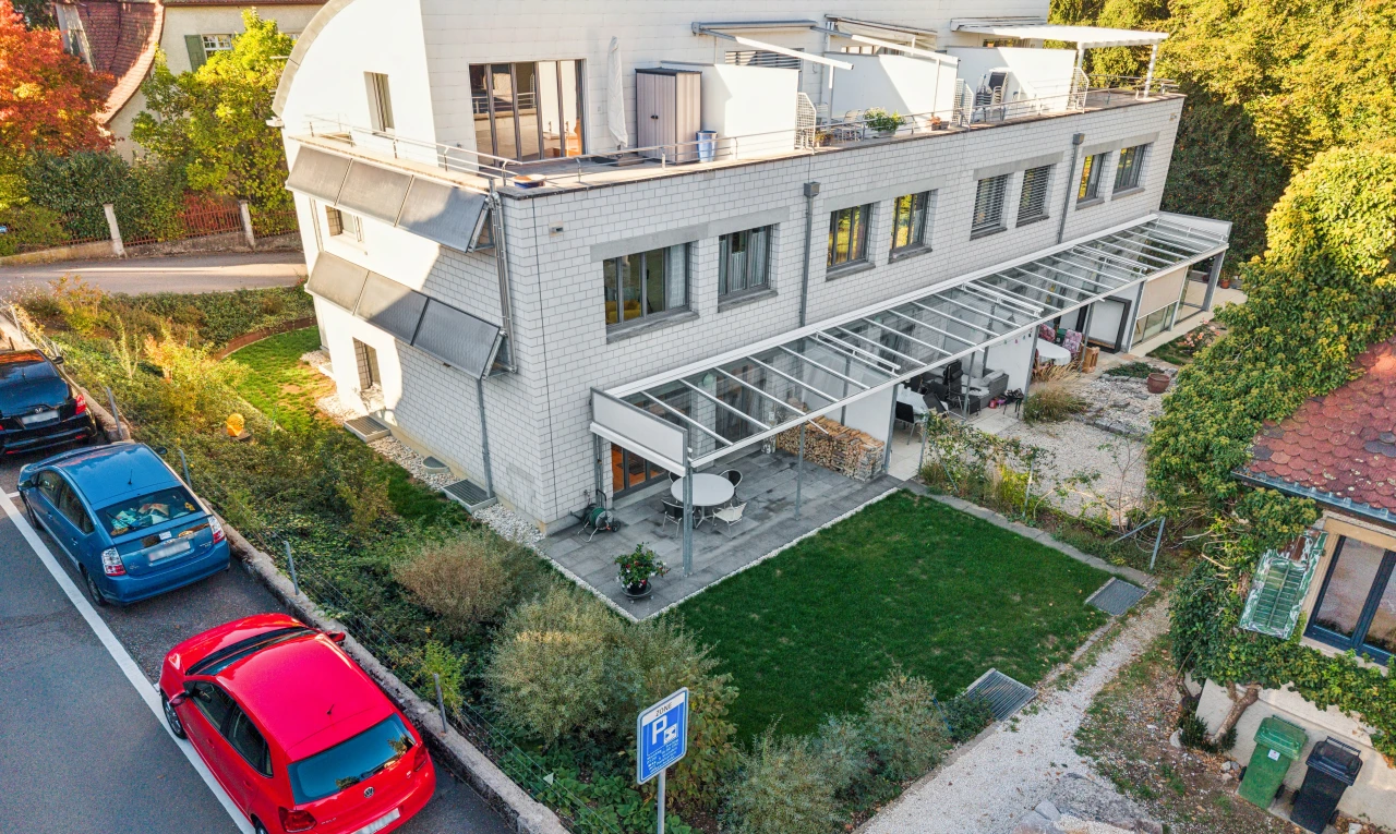 extérieur du bâtiment avec drone view et bordures