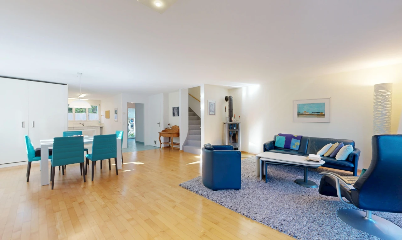salon / salle à manger avec escaliers, cloison sèche, drywall, carpet stairs, et sol en finition bois