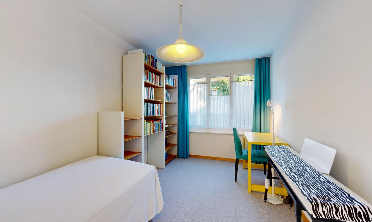 chambre avec éclairage suspendu, cloison sèche, drywall, moquette, et carpet