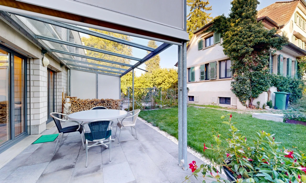 terrasse avec pelouse, coin repas extérieur, terrasse, day time, et pergola