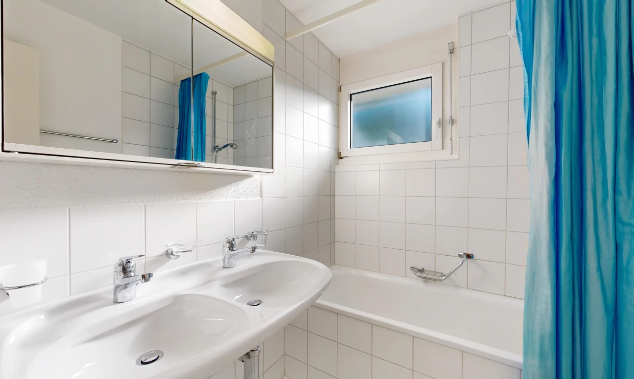 salle de bains avec salle de bain complète, évier, douche-bain combinés, inside property, et dosseret