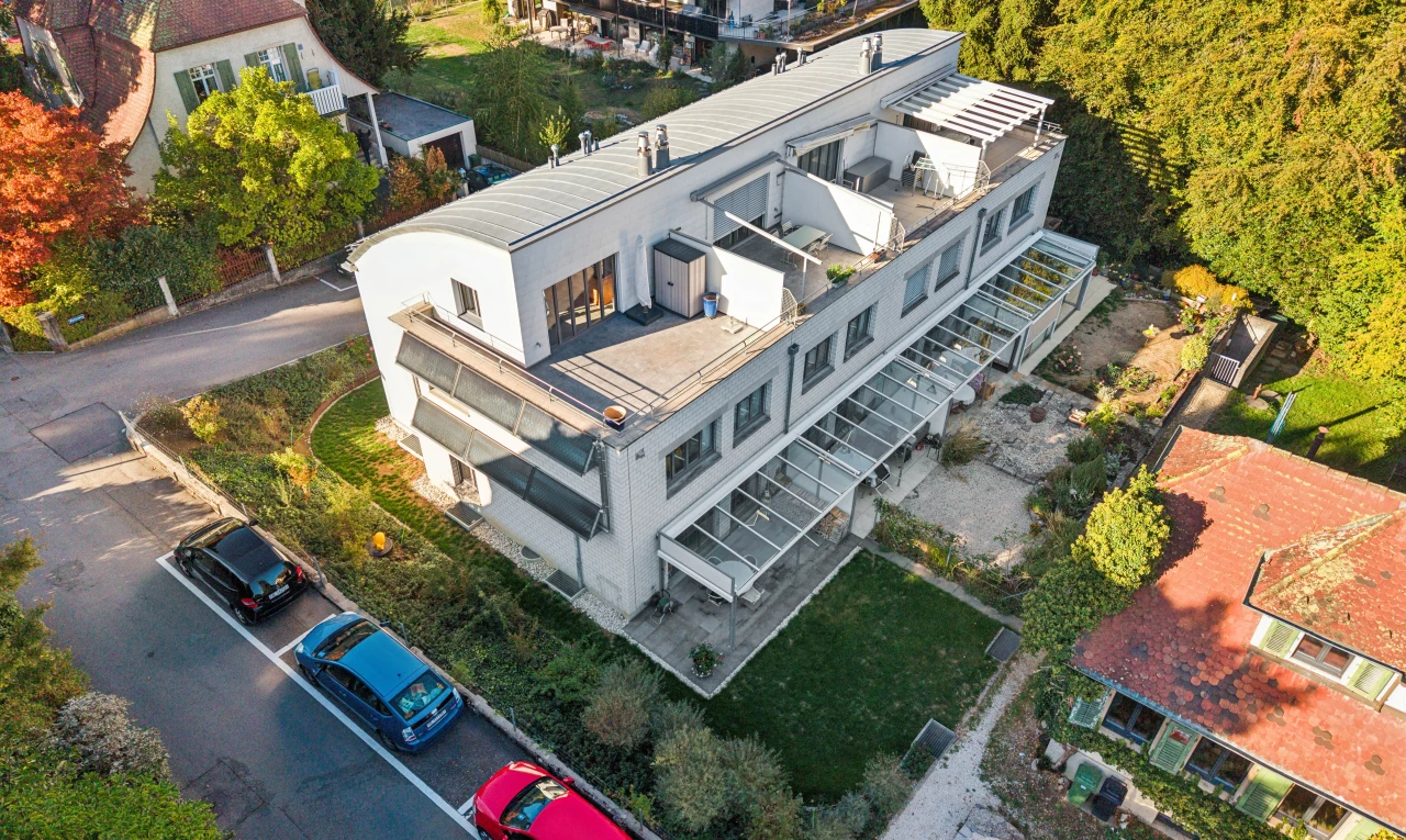 extérieur du bâtiment avec drone view et bordures