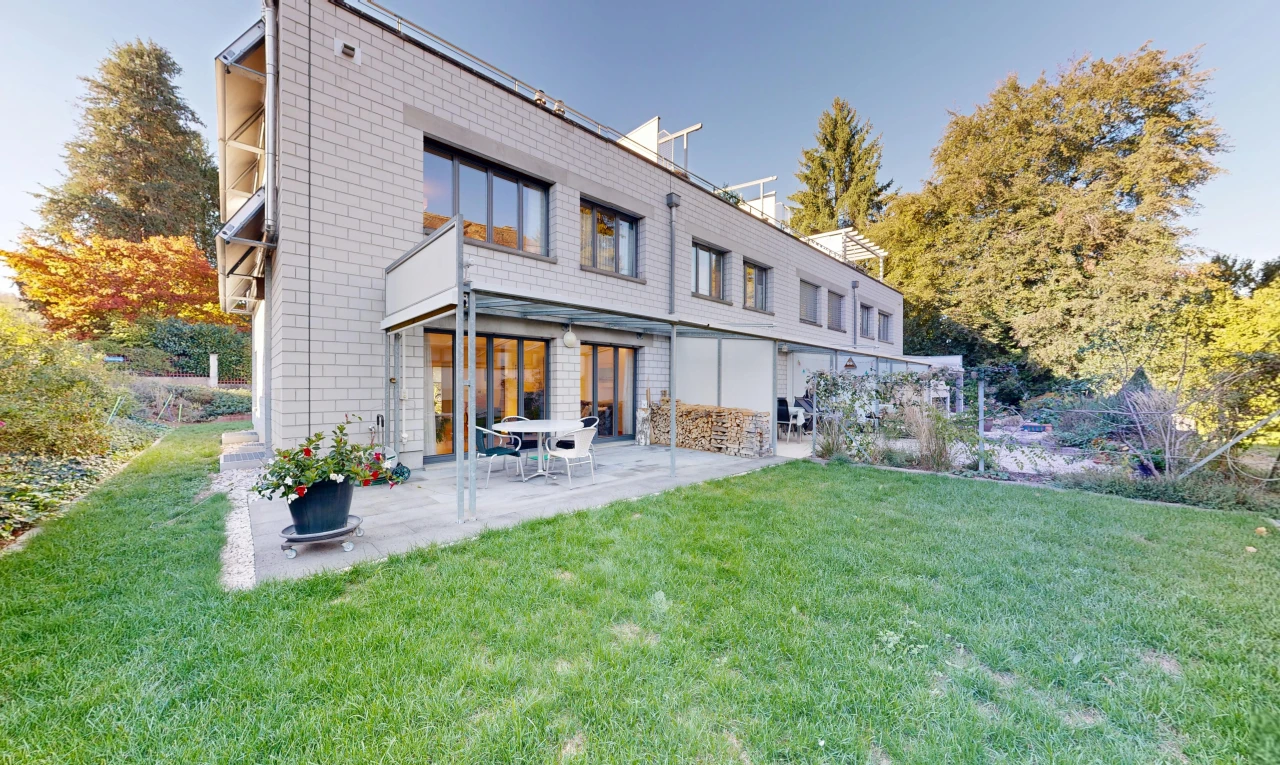 façade avec pelouse, terrasse, property visible, et day time