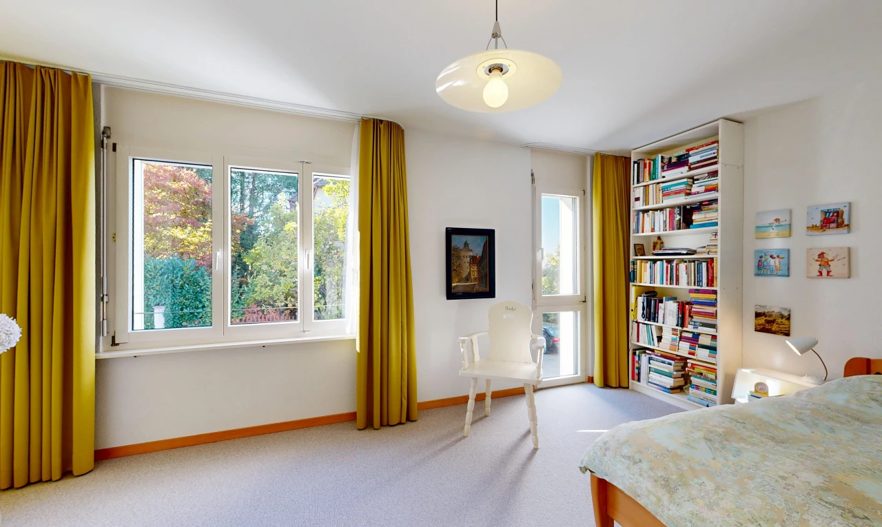 chambre avec cloison sèche, drywall, éclairage suspendu, moquette, et carpet
