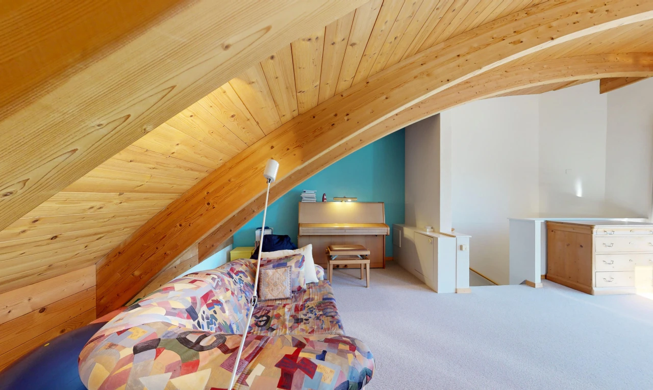 chambre avec plafond en bois, wood ceiling, moquette, carpet, et cloison sèche