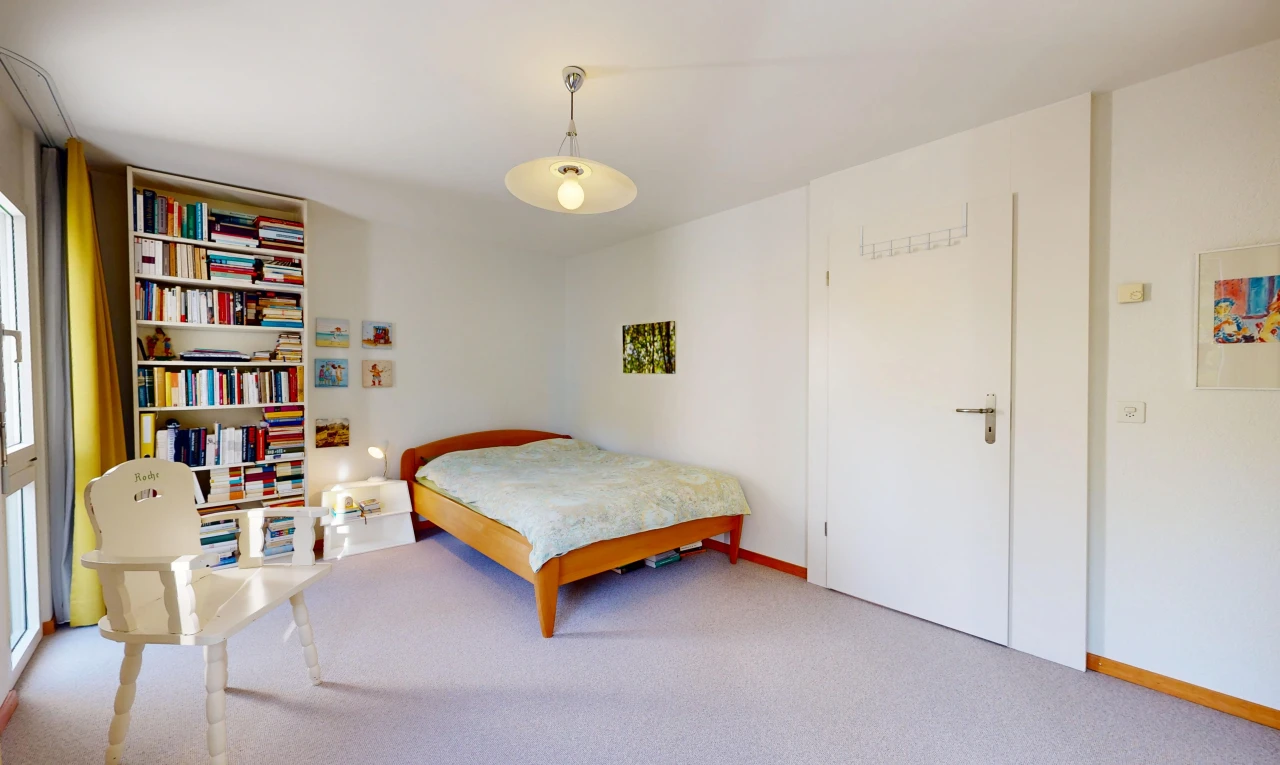 chambre avec cloison sèche, drywall, moquette, carpet, et inside property