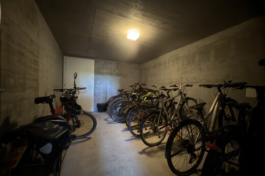 exercise room featuring concrete floors