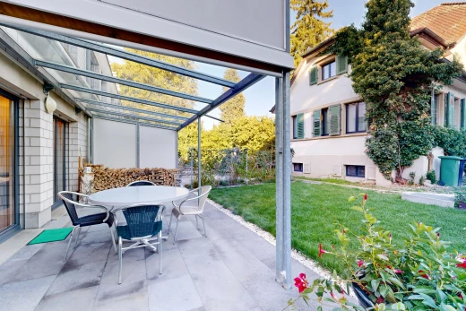 terrasse avec pelouse, coin repas extérieur, terrasse, day time, et pergola