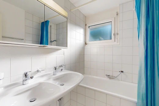 salle de bains avec salle de bain complète, évier, douche-bain combinés, inside property, et dosseret