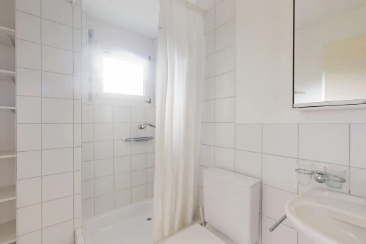 salle de bains avec miroir, salle de bain complète, évier, douche, et toilette