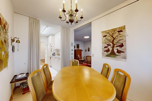 esszimmer mit bemerkenswerter kronleuchter