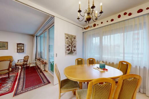 esszimmer mit bemerkenswerter kronleuchter, natürliches licht, und kühler