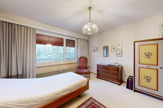 zimmer / schlafzimmer mit teppich, kühler, und natürliches licht