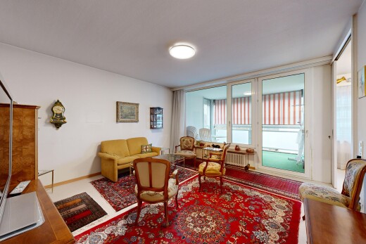 wohnzimmer mit kühler und natürliches licht