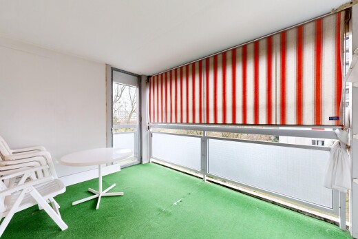 zimmer / schlafzimmer mit teppich und natürliches licht