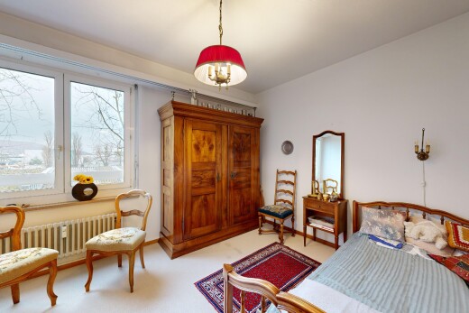 zimmer / schlafzimmer mit teppich, kühler, und natürliches licht