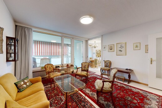 wohnzimmer mit bemerkenswerter kronleuchter, natürliches licht, und kühler