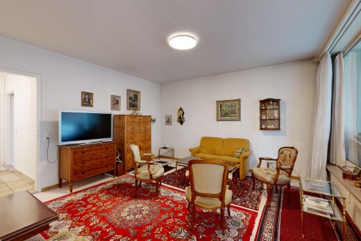 esszimmer mit fernseher und natürliches licht