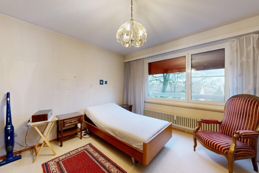 zimmer / schlafzimmer mit teppich, kühler, natürliches licht, und bemerkenswerter kronleuchter