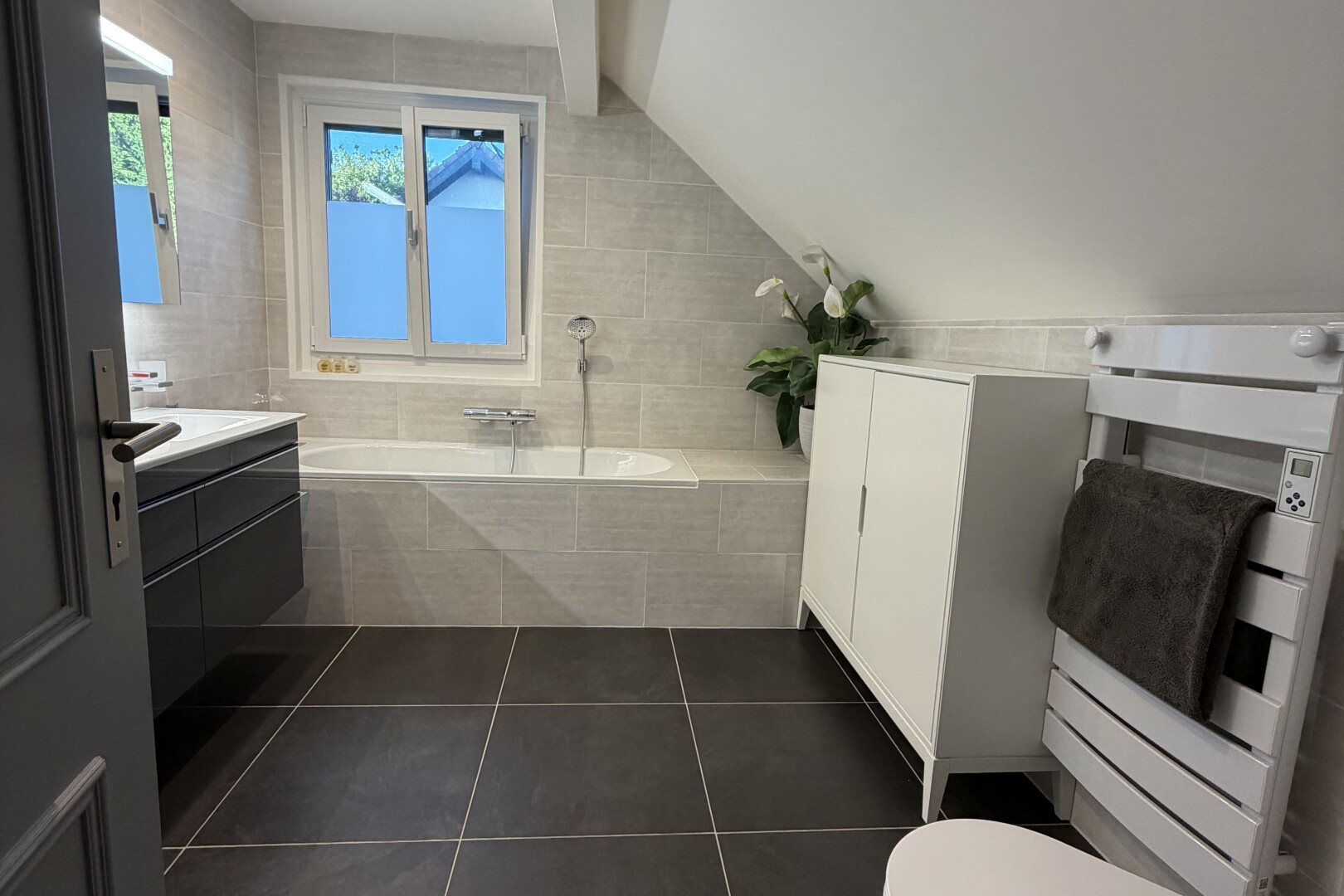 salle de bains avec salle de bain complète, bain, tile floor, sol en carrelage, et dark floor
