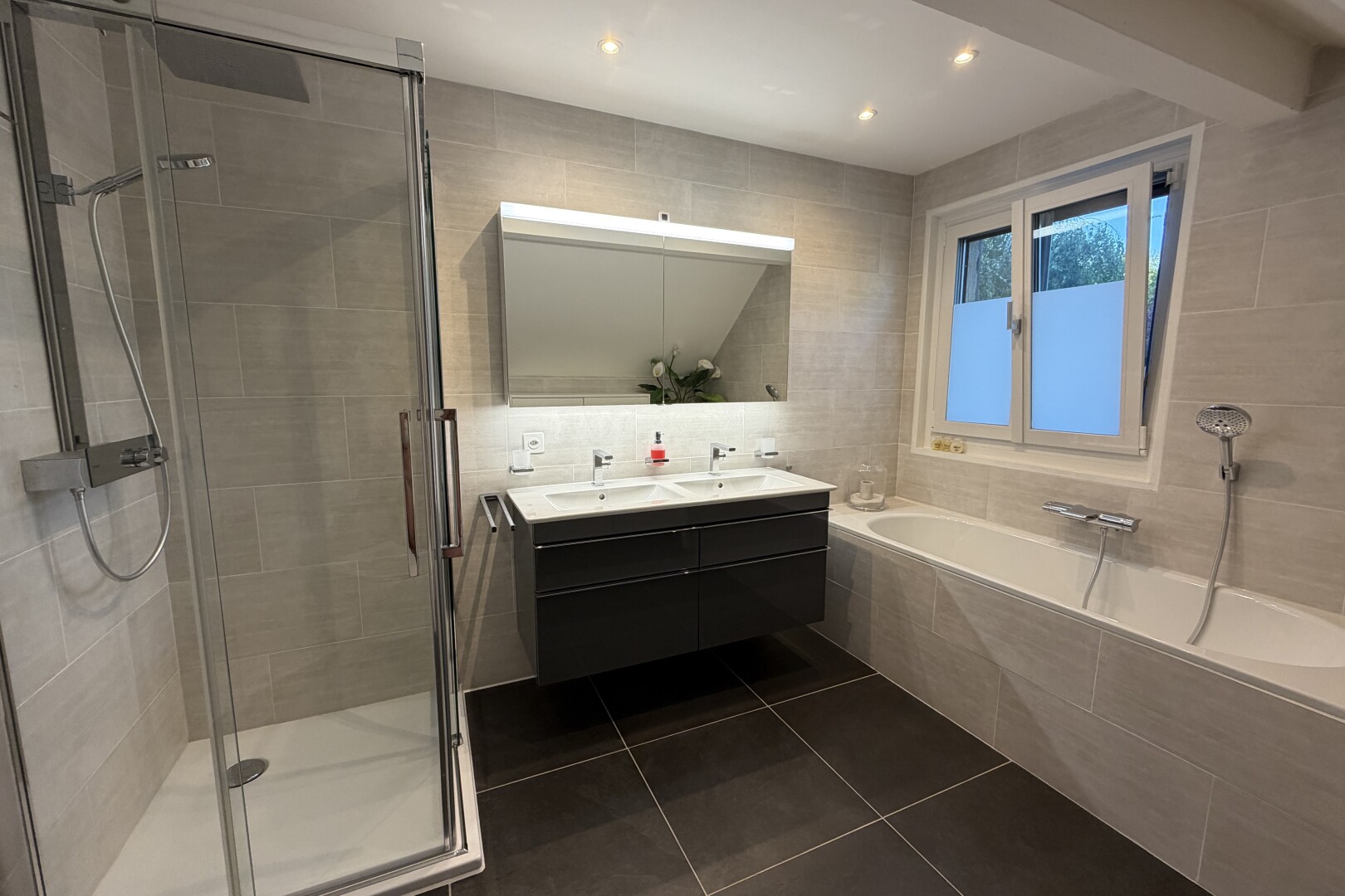 salle de bains avec douche, bain, salle de bain complète, mur en carrelage, et tile wall