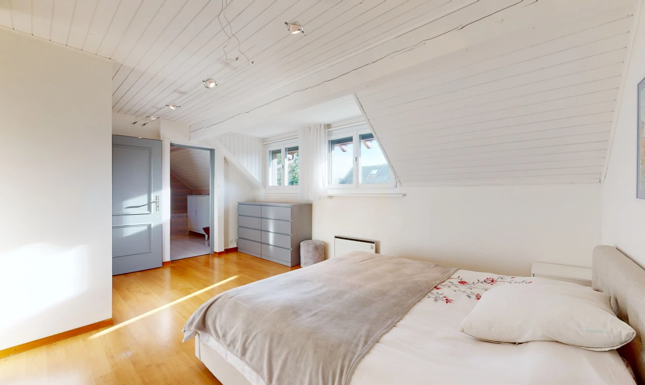 chambre à coucher avec lumière naturelle et parquet