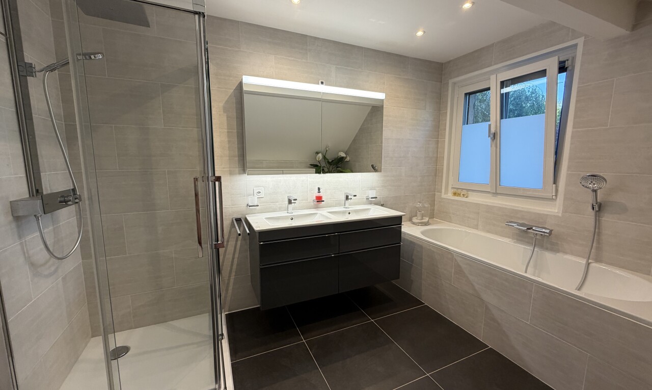 salle de bains avec douche, bain, salle de bain complète, mur en carrelage, et tile wall