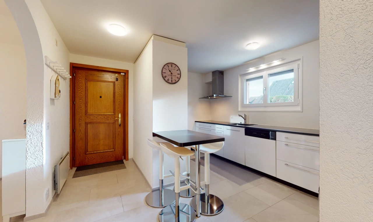 cuisine avec lumière naturelle, carrelage, radiateur plinthe, hotte, et sol clair