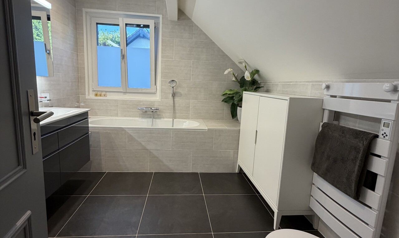 salle de bains avec salle de bain complète, bain, tile floor, sol en carrelage, et dark floor